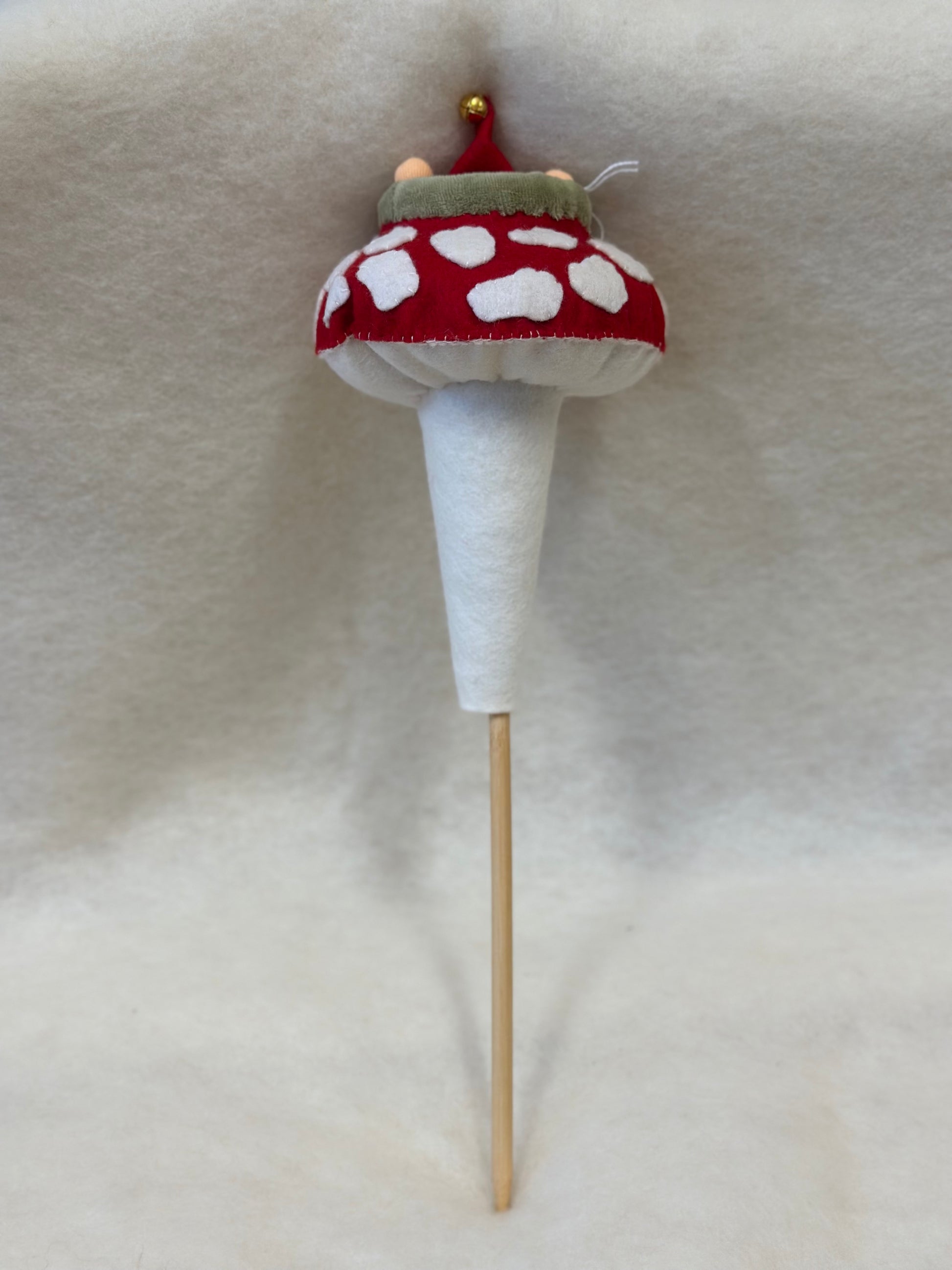 Handgemaakte trekpop - Kabouter uit paddenstoel - 40cm