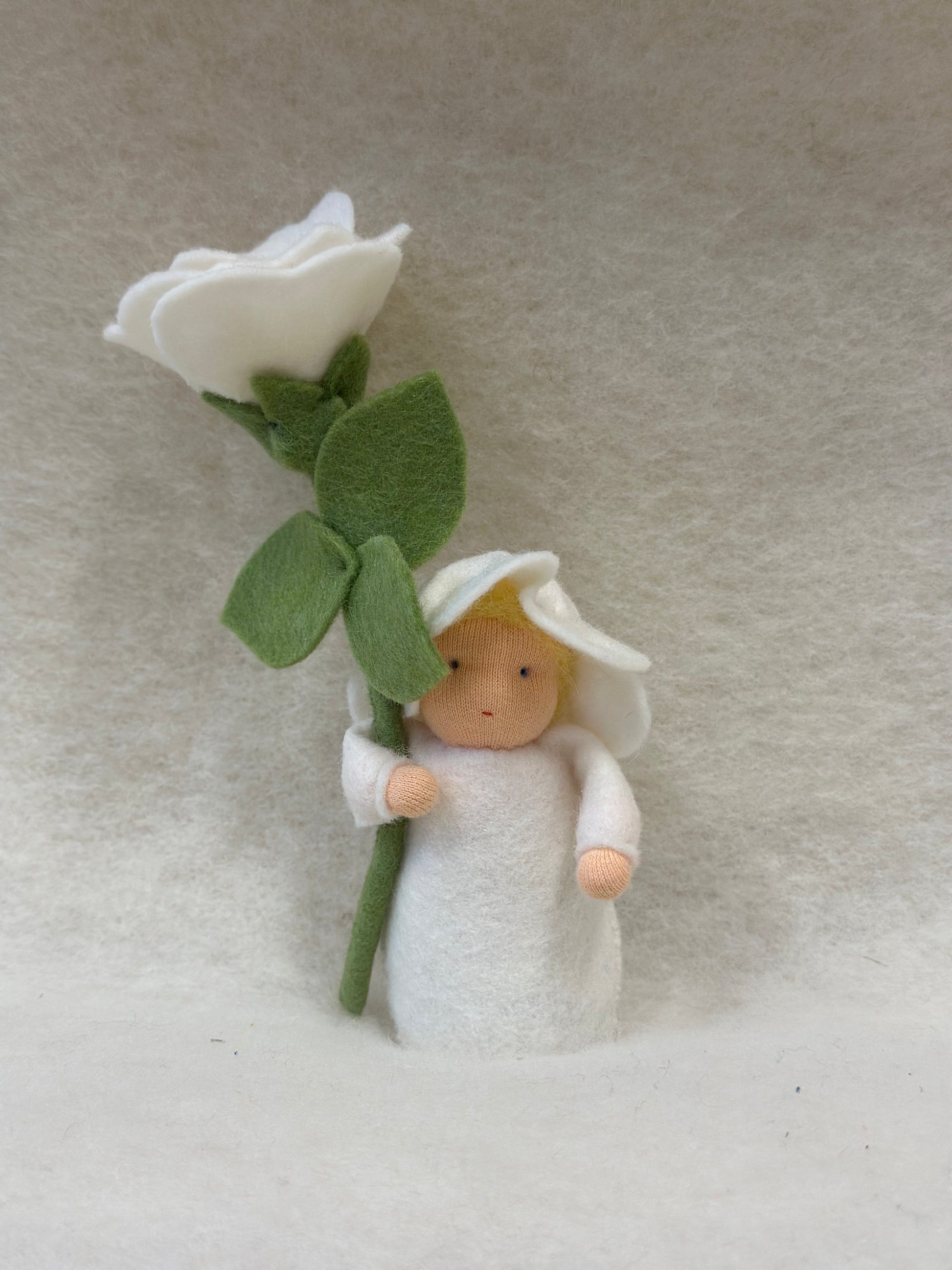 Handgemaakt bloemvrouwtje - Wies - 17cm