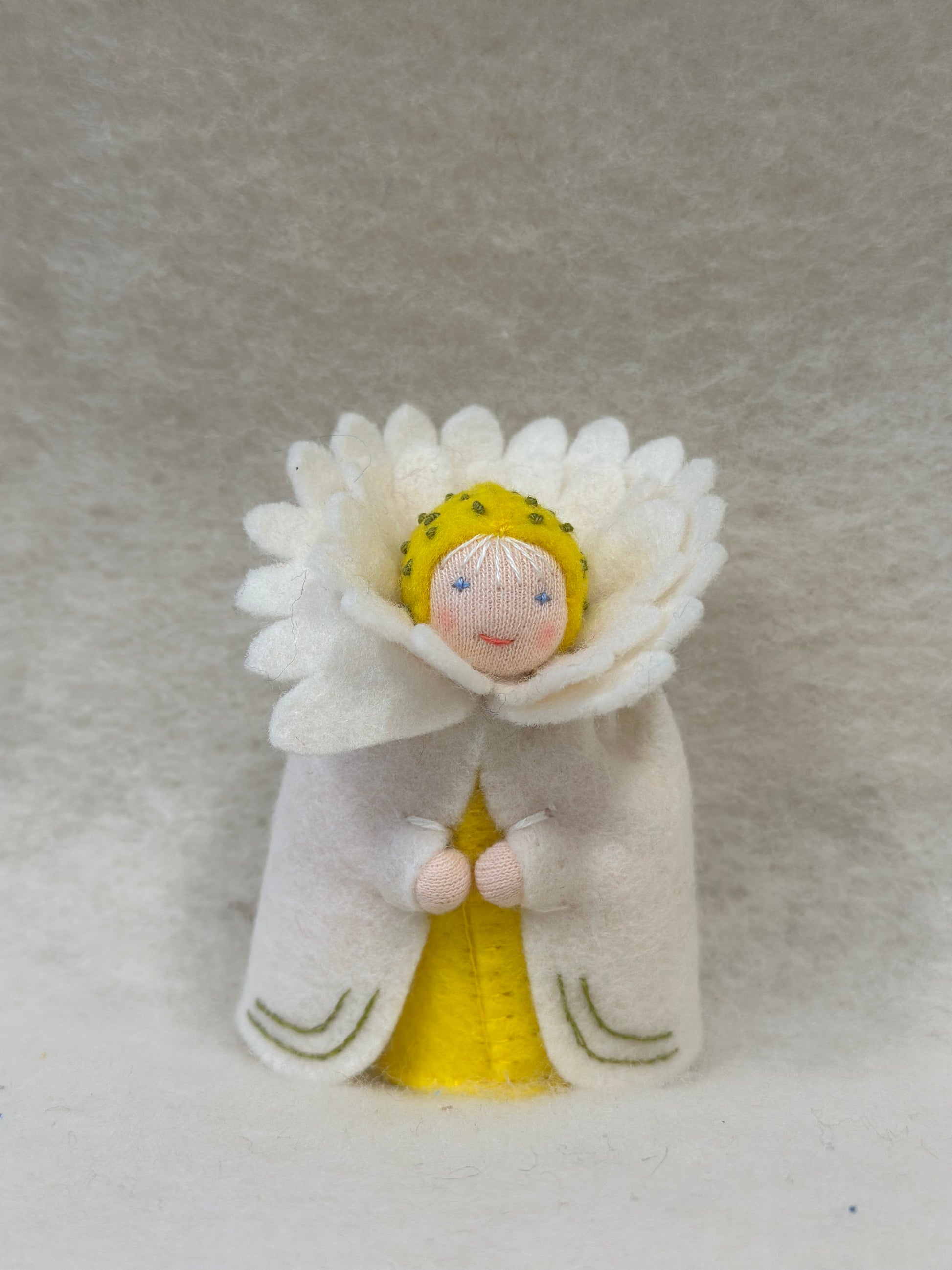 Handgemaakt bloemvrouwtje wit - Ambrosius - 9cm