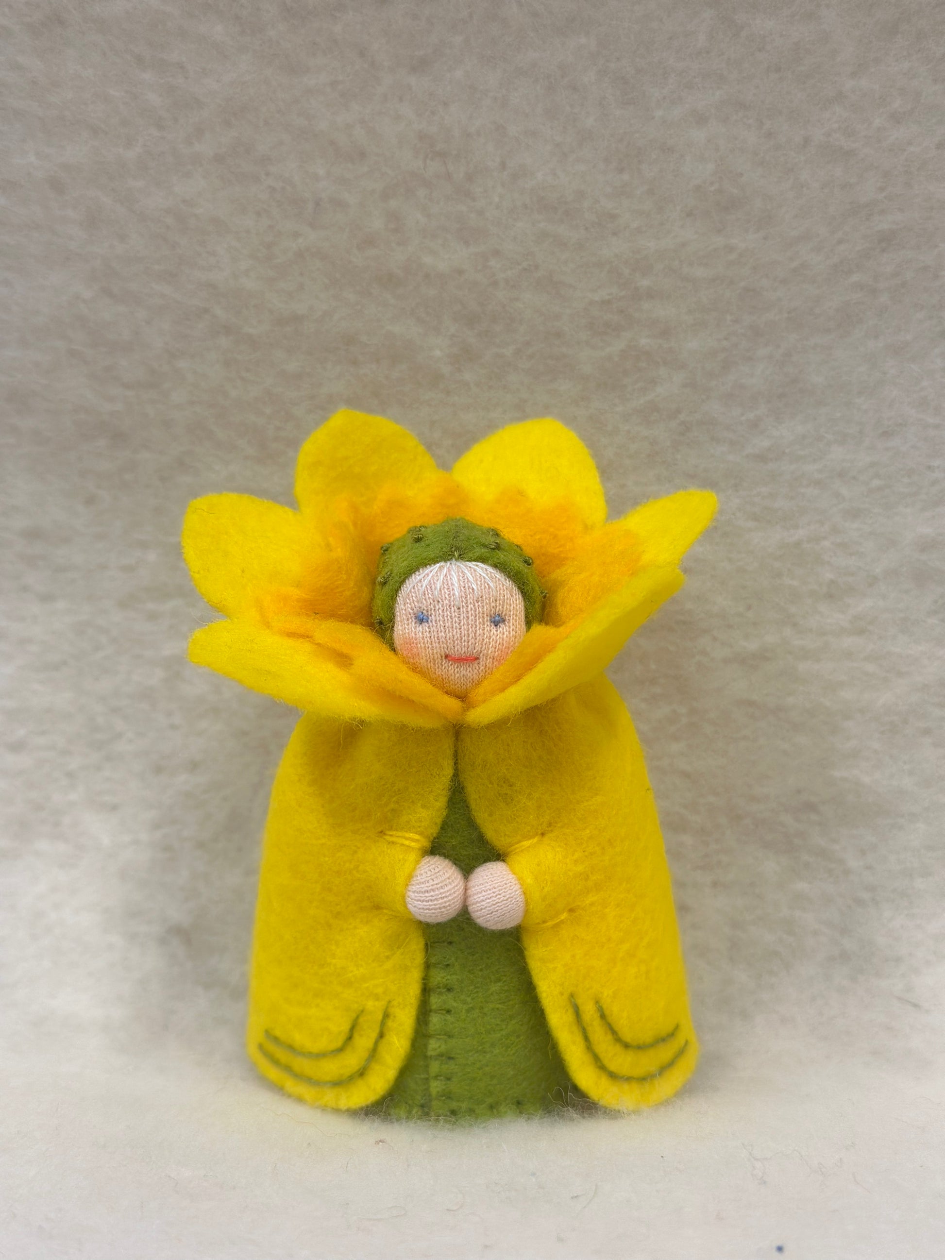 Handgemaakt bloemvrouwtje geel - Ambrosius - 9cm