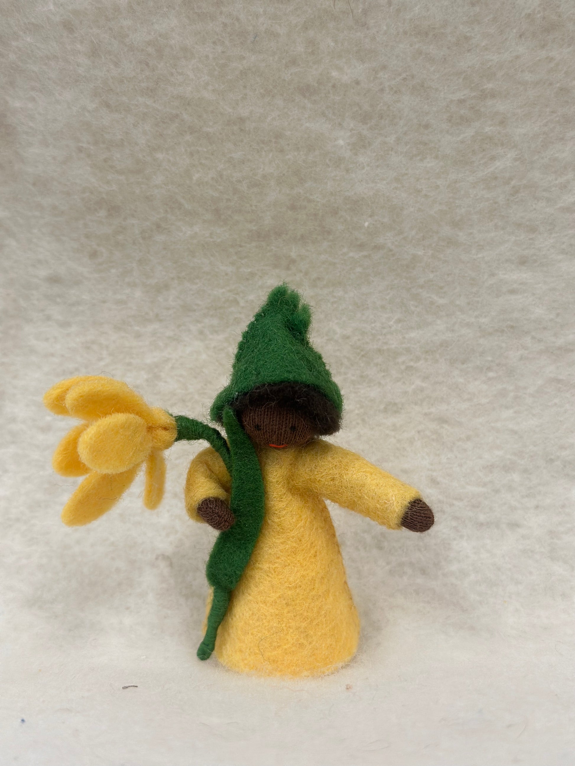 Handgemaakt bloemvrouwtje geel - Ambrosius - 7cm