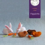 Atelier Pippilotta - Drie cavia’s en twee konijnen met worteltjes